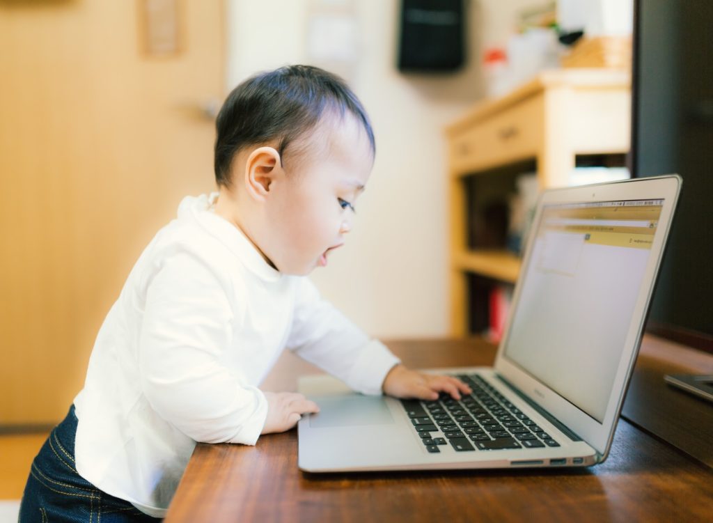 赤ちゃんとパソコン